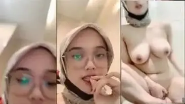 Baby Imut Berjilbab Pamer Toge Agresif di Atas